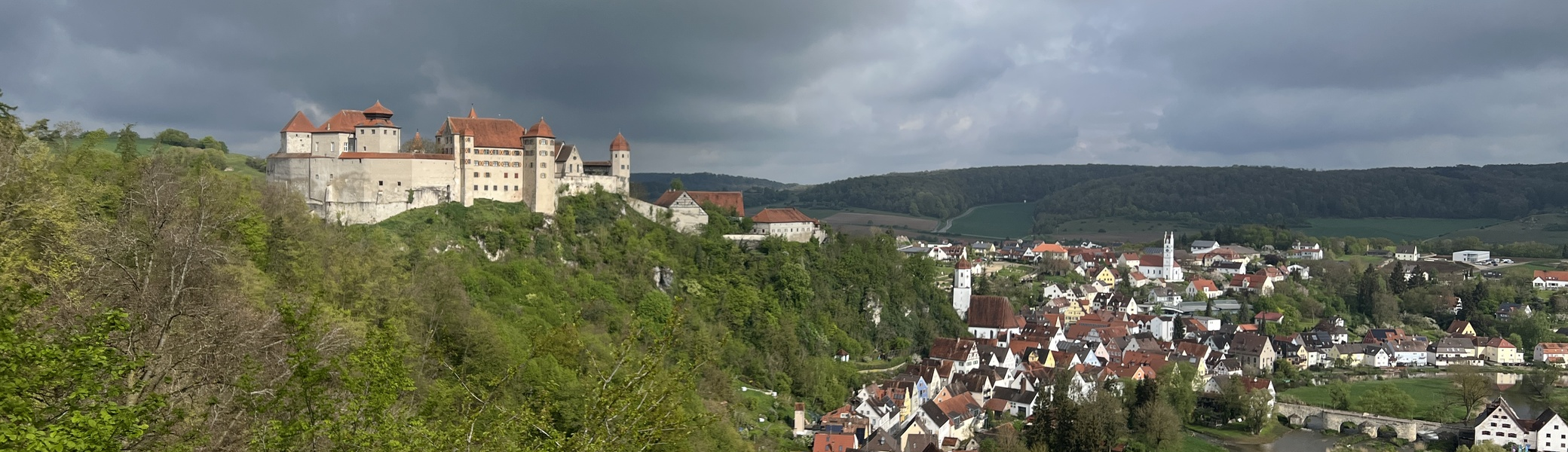 Blick von der "Schönen Aussicht" (Wedelbuck) auf Burg und Stadt Harburg | © DAV Augsburg Senioren