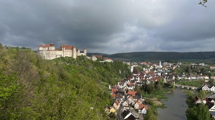 Blick von der "Schönen Aussicht" (Wedelbuck) auf Burg und Stadt Harburg | © DAV Augsburg Senioren